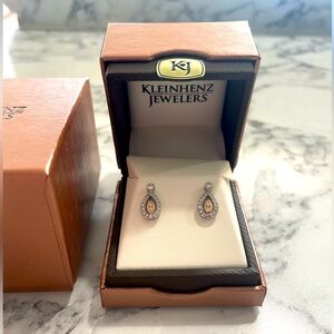 18K White & Rose Gold 2 Round+Pear shaped Pink Diamond earrings+a Milgrain Edge.